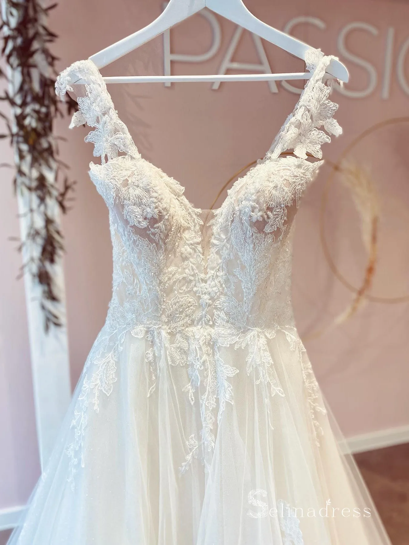 A-line Straps Rustic Lace Wedding Dresses White Applique Bridal Gowns MSL2810