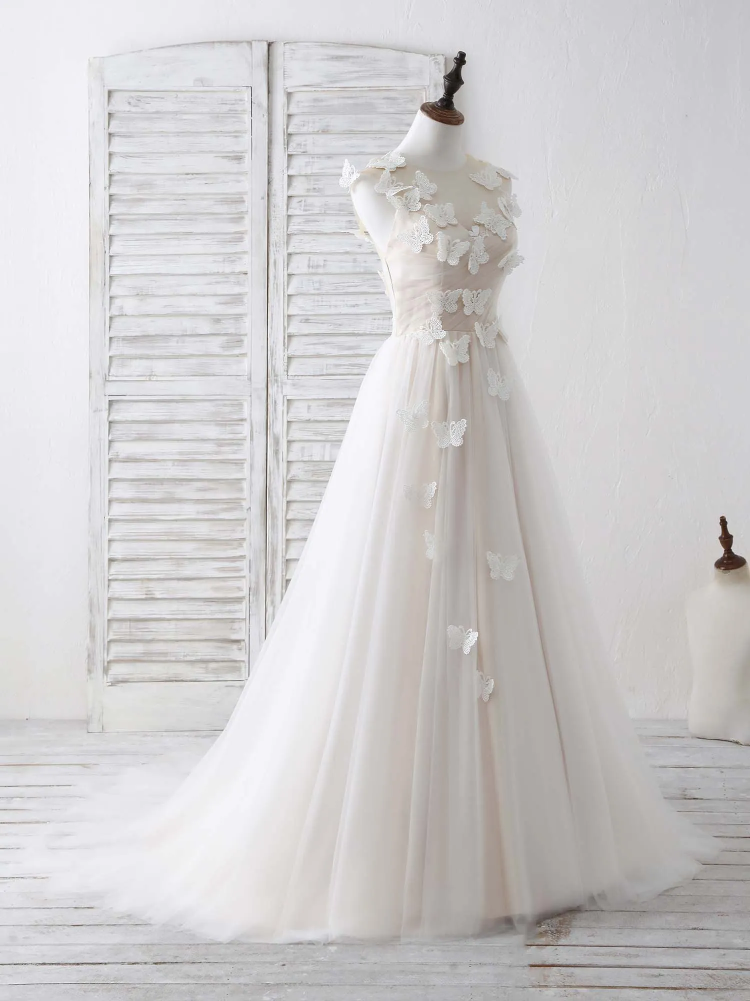 Unique White Round Neck Tulle 3D Lace Applique Long Prom Dresses